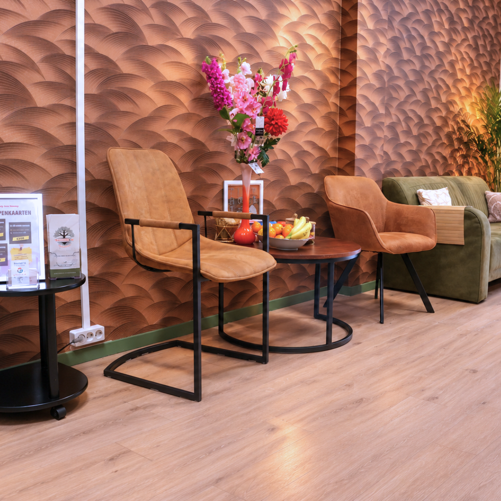 Wachtruimte met comfortabele stoelen en bloemen bij Serenity Roots Massage in Alphen aan den Rijn